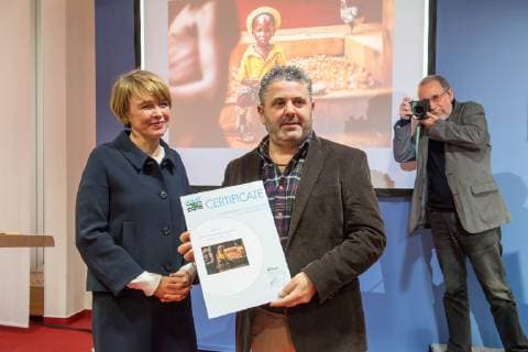 Der spanische Fotograf Antonio Aragon Renuncio wurde am Donnerstag (20.12.2018) in Berlin mit dem Preis UNICEF-Foto des Jahres ausgezeichnet. (Foto: Die Ehefrau von Bundespraesident Frank-Walter Steinmeier und Unicef-Schirmherrin Elke Buedenbender und der Fotograf Antonio Aragon Renuncio). Er erhielt den Preis fuer sein Foto eines behinderten Jungen im afrikanischen Togo. Den zweiten Preis erhielt der aus Bangladesch stammende Fotograf Turjoy Chowdhury, der staatenlos geborene Babys in einem Fluechtlingscamp der aus Myanmar geflohenen Rohingya fotografierte. Die israelische Fotografin Rina Castelnuovo erhielt den dritten Preis fuer ihre Bilderreportage ueber einen palaestinensischen Jungen Mohammed, der an einer seltenen Autoimmunerkrankung leidet. (Siehe epd-Bericht vom 20.12.2018)