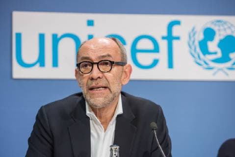 Der spanische Fotograf Antonio Aragon Renuncio wurde am Donnerstag (20.12.2018) in Berlin mit dem Preis UNICEF-Foto des Jahres ausgezeichnet. (Foto: Peter-Matthias Gaede, Vorstandsmitglied UNICEF Deutschland). Er erhielt den Preis fuer sein Foto eines behinderten Jungen im afrikanischen Togo. Den zweiten Preis erhielt der aus Bangladesch stammende Fotograf Turjoy Chowdhury, der staatenlos geborene Babys in einem Fluechtlingscamp der aus Myanmar geflohenen Rohingya fotografierte. Die israelische Fotografin Rina Castelnuovo erhielt den dritten Preis fuer ihre Bilderreportage ueber einen palaestinensischen Jungen Mohammed, der an einer seltenen Autoimmunerkrankung leidet. (Siehe epd-Bericht vom 20.12.2018)