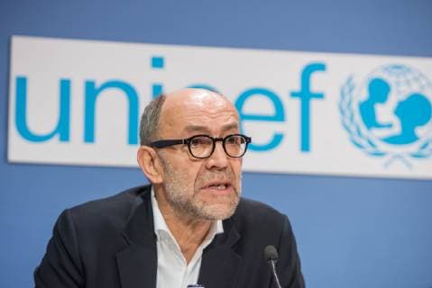 Der spanische Fotograf Antonio Aragon Renuncio wurde am Donnerstag (20.12.2018) in Berlin mit dem Preis UNICEF-Foto des Jahres ausgezeichnet. (Foto: Peter-Matthias Gaede, Vorstandsmitglied UNICEF Deutschland). Er erhielt den Preis fuer sein Foto eines behinderten Jungen im afrikanischen Togo. Den zweiten Preis erhielt der aus Bangladesch stammende Fotograf Turjoy Chowdhury, der staatenlos geborene Babys in einem Fluechtlingscamp der aus Myanmar geflohenen Rohingya fotografierte. Die israelische Fotografin Rina Castelnuovo erhielt den dritten Preis fuer ihre Bilderreportage ueber einen palaestinensischen Jungen Mohammed, der an einer seltenen Autoimmunerkrankung leidet. (Siehe epd-Bericht vom 20.12.2018)