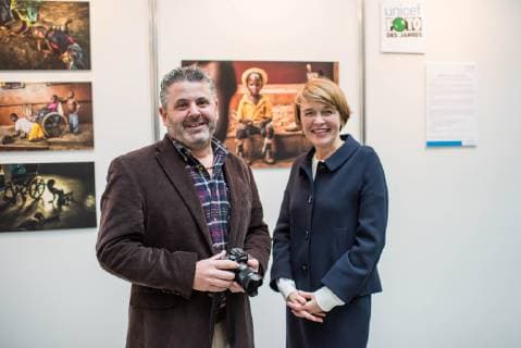 Der spanische Fotograf Antonio Aragon Renuncio wurde am Donnerstag (20.12.2018) in Berlin mit dem Preis UNICEF-Foto des Jahres ausgezeichnet. (Foto: Die Ehefrau von Bundespraesident Frank-Walter Steinmeier und Unicef-Schirmherrin Elke Buedenbender und der Fotograf Antonio Aragon Renuncio). Er erhielt den Preis fuer sein Foto eines behinderten Jungen im afrikanischen Togo. Den zweiten Preis erhielt der aus Bangladesch stammende Fotograf Turjoy Chowdhury, der staatenlos geborene Babys in einem Fluechtlingscamp der aus Myanmar geflohenen Rohingya fotografierte. Die israelische Fotografin Rina Castelnuovo erhielt den dritten Preis fuer ihre Bilderreportage ueber einen palaestinensischen Jungen Mohammed, der an einer seltenen Autoimmunerkrankung leidet. (Siehe epd-Bericht vom 20.12.2018)
