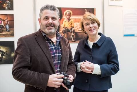 Der spanische Fotograf Antonio Aragon Renuncio wurde am Donnerstag (20.12.2018) in Berlin mit dem Preis UNICEF-Foto des Jahres ausgezeichnet. (Foto: Die Ehefrau von Bundespraesident Frank-Walter Steinmeier und Unicef-Schirmherrin Elke Buedenbender und der Fotograf Antonio Aragon Renuncio). Er erhielt den Preis fuer sein Foto eines behinderten Jungen im afrikanischen Togo. Den zweiten Preis erhielt der aus Bangladesch stammende Fotograf Turjoy Chowdhury, der staatenlos geborene Babys in einem Fluechtlingscamp der aus Myanmar geflohenen Rohingya fotografierte. Die israelische Fotografin Rina Castelnuovo erhielt den dritten Preis fuer ihre Bilderreportage ueber einen palaestinensischen Jungen Mohammed, der an einer seltenen Autoimmunerkrankung leidet. (Siehe epd-Bericht vom 20.12.2018)
