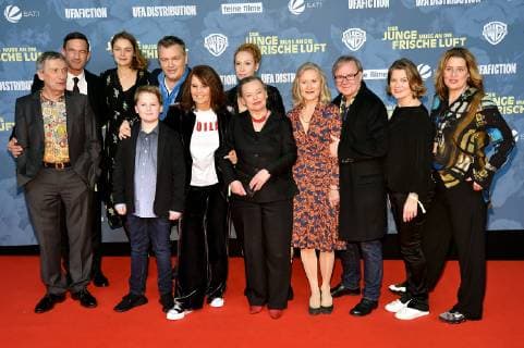 Weltpremiere des Spielfilmes - Der Junge muss an die frische Luft - am 18.12.2018 in der Lichtburg in Essen. V.l.n.r. Rodolf Kowalski, Sönke Möhring, Luise Heyer, Julius Weckauf, Hape Kerkeling, Caroline Link, Eva Verena Müller, Ursula Werner, Hedi Kriegskotte, Joachim Krol, Birge Schade, Elena Uhlig bei der Premiere des Filmes - Der Junge muss an die frische Luft - am 18.12.2018 in der Lichtburg in Essen.