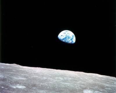 Ikonische Bilder der Zeitgeschichte December 21, 1968 - Space - This photo of Earthrise over the lunar horizon was taken by the Apollo 8 crew in December 1968, showing Earth for the first time as it appears from deep space. Astronauts Frank Borman, Jim Lovell and William Anders had become the first humans to leave Earth orbit, entering lunar orbit on Christmas Eve. In a historic live broadcast that night, the crew took turns reading from the Book of Genesis, closing with a holiday wish from Commander Borman: We close with good night, good luck, a Merry Christmas, and God bless all of you, all of you on the good Earth. Space - ZUMAz03_ 19681221_shk_z03_537 Copyright: xNASAx