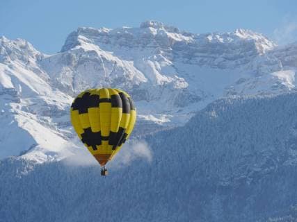  black and yellow balloon with the snowy mountain at the back  Copyright: xphilipimagex Panthermedia15417819