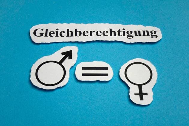 Gleichberechtigung mit Symbolen Gleichberechtigung mit Symbolen, 20.12.2018, Borkwalde, Brandenburg, Über den Symbolen für männlich und weiblich steht Gleichberechtigung. *** Equality with symbols Equality with symbols 20 12 2018 Borkwalde Brandenburg Above the symbols for male and female there is equality