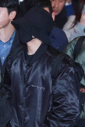 A member of South Korean boy band BTS, also known as the Bangtan Boys, arrives at the Gimpo International Airport in Seoul, South Korea, 21 December 2018. BTS boys mobbed by crowds of fans at Seoul airport  20181222_42534