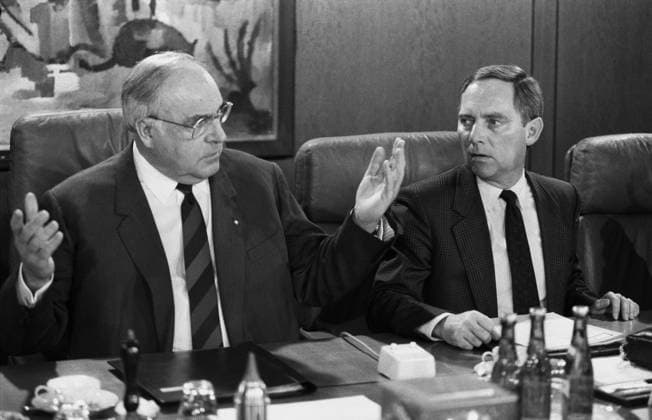 Deutschland, Bonn, 10.03.1989 Archiv-Nr.: 02-77-26 Bundeskanzler Helmut Kohl und Wolfgang Schaeuble, Chef des Bundeskanzleramtes im Kabinett Kabinettsitzung *** Germany Bonn 10 03 1989 Archive No 02 77 26 Federal Chancellor Helmut Kohl and Wolfgang Schaeuble Head of the Federal Chancellery in the Cabinet Cabinet Cabinet meeting