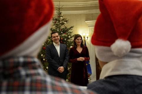Entertainment Themen der Woche KW52 News Bilder des Tages Alexis Tsipras und Lebensgefährtin während eines Weihnachtsempfangs für Kinder in Athen December 24, 2018 - Athens, Greece - Greek Prime Minister Alexis Tsipras and his partner Betty Baziana seen listening to the Christmas Carols..Kids sing Christmas Carols to the Greek Prime Minister, Alexis Tsipras, in Maximos Mansion. Athens Greece - ZUMAs197 20181224_zaa_s197_021 Copyright: xGiorgosxZachosx