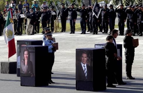 Mexiko, Trauer um Martha Erika Alonso und Rafael Moreno Valle People pay tribute to Governor Martha Erika Alonso and her husband and senator Rafael Moreno Valle, who died in a helicoper crash on 24 December, during a ceremony held in Puebla, Mexico, 25 December 2018. State funeral of the Mexican governor and senator killed in helicopter crash !ACHTUNG: NUR REDAKTIONELLE NUTZUNG!  Copyright: xHILDAxRIOSx AME2009 20181226-636813882819700645