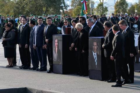 Mexiko, Trauer um Martha Erika Alonso und Rafael Moreno Valle December 25, 2018 - EUM20181225POL16.JPG.PUEBLA, Pue.- DeathDeceso-Gobernadora.- 25 de diciembre de 2018.- La secretaria de Gobernacion, Olga Sanchez Cordero, en representacion del gobierno federal, encabeza una guardia de honor durante la ceremonia luctuosa de la gobernadora Martha Erika Alonso, y del senador Rafael Moreno Valle, quienes fallecieron ayer lunes en un accidente aereo. Foto: Agencia EL UNIVERSALRCC. Copyright: xElxUniversalx