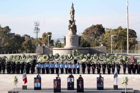 News Themen der Woche KW52 News Bilder des Tages Mexiko, Trauer um Martha Erika Alonso und Rafael Moreno Valle December 25, 2018 - EUM20181225POL19.JPG.PUEBLA, Pue.- DeathDeceso-Gobernadora.- 25 de diciembre de 2018.- La tarde de este martes, familiares y amigos de la gobernadora de Puebla, Martha Erika Alonso, y del senador Rafael Moreno Valle, se dieron cita en la Plaza Victoria para realizar una guardia de honor luego de que fallecieran en un accidente aereo ayer lunes. Foto: Agencia EL UNIVERSALAriel OjedaRCC. Copyright: xElxUniversalx