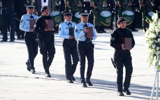 Mexiko, Trauer um Martha Erika Alonso und Rafael Moreno Valle December 25, 2018 - EUM20181225POL20.JPG.PUEBLA, Pue.- DeathDeceso-Gobernadora.- 25 de diciembre de 2018.- La tarde de este martes, familiares y amigos de la gobernadora de Puebla, Martha Erika Alonso, y del senador Rafael Moreno Valle, se dieron cita en la Plaza Victoria para realizar una guardia de honor luego de que fallecieran en un accidente aereo ayer lunes. Foto: Agencia EL UNIVERSALAriel OjedaRCC. Copyright: xElxUniversalx