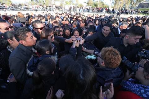 Mexiko, Trauer um Martha Erika Alonso und Rafael Moreno Valle December 25, 2018 - EUM20181225POL21.JPG.PUEBLA, Pue.- DeathDeceso-Gobernadora.- 25 de diciembre de 2018.- La tarde de este martes, familiares y amigos de la gobernadora de Puebla, Martha Erika Alonso, y del senador Rafael Moreno Valle, se dieron cita en la Plaza Victoria para realizar una guardia de honor luego de que fallecieran en un accidente aereo ayer lunes. Foto: Agencia EL UNIVERSALAriel OjedaRCC. Copyright: xElxUniversalx