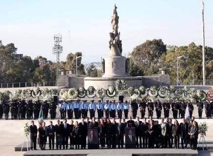 Mexiko, Trauer um Martha Erika Alonso und Rafael Moreno Valle December 25, 2018 - EUM20181225POL22.JPG.PUEBLA, Pue.- DeathDeceso-Gobernadora.- 25 de diciembre de 2018.- La tarde de este martes, familiares y amigos de la gobernadora de Puebla, Martha Erika Alonso, y del senador Rafael Moreno Valle, se dieron cita en la Plaza Victoria para realizar una guardia de honor luego de que fallecieran en un accidente aereo ayer lunes. Foto: Agencia EL UNIVERSALAriel OjedaRCC. Copyright: xElxUniversalx