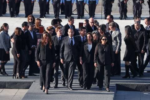 Mexiko, Trauer um Martha Erika Alonso und Rafael Moreno Valle December 25, 2018 - EUM20181225POL24.JPG.PUEBLA, Pue.- DeathDeceso-Gobernadora.- 25 de diciembre de 2018.- La tarde de este martes, familiares y amigos de la gobernadora de Puebla, Martha Erika Alonso, y del senador Rafael Moreno Valle, se dieron cita en la Plaza Victoria para realizar una guardia de honor luego de que fallecieran en un accidente aereo ayer lunes. Al centro, Marko Cortes, presidente nacional del PAN y Claudia Ruiz Massieu, senadora y dirigente nacional del PRI. Foto: Agencia EL UNIVERSALAriel OjedaRCC. Copyright: xElxUniversalx