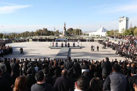 Mexiko, Trauer um Martha Erika Alonso und Rafael Moreno Valle December 25, 2018 - EUM20181225POL25.JPG.PUEBLA, Pue.- DeathDeceso-Gobernadora.- 25 de diciembre de 2018.- La tarde de este martes, familiares y amigos de la gobernadora de Puebla, Martha Erika Alonso, y del senador Rafael Moreno Valle, se dieron cita en la Plaza Victoria para realizar una guardia de honor luego de que fallecieran en un accidente aereo ayer lunes. Foto: Agencia EL UNIVERSALAriel OjedaRCC. Copyright: xElxUniversalx