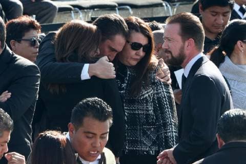 News Bilder des Tages Mexiko, Trauer um Martha Erika Alonso und Rafael Moreno Valle December 25, 2018 - EUM20181225POL26.JPG.PUEBLA, Pue.- DeathDeceso-Gobernadora.- 25 de diciembre de 2018.- La tarde de este martes, familiares y amigos de la gobernadora de Puebla, Martha Erika Alonso, y del senador Rafael Moreno Valle, se dieron cita en la Plaza Victoria para realizar una guardia de honor luego de que fallecieran en un accidente aereo ayer lunes. Foto: Agencia EL UNIVERSALAriel OjedaRCC. Copyright: xElxUniversalx