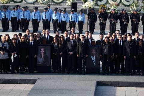 Mexiko, Trauer um Martha Erika Alonso und Rafael Moreno Valle December 25, 2018 - EUM20181225POL30.JPG.PUEBLA, Pue.- DeathDeceso-Gobernadora.- 25 de diciembre de 2018.- La tarde de este martes, familiares y amigos de la gobernadora de Puebla, Martha Erika Alonso, y del senador Rafael Moreno Valle, se dieron cita en la Plaza Victoria para realizar una guardia de honor luego de que fallecieran en un accidente aereo ayer lunes. Foto: Agencia EL UNIVERSALAriel OjedaRCC. Copyright: xElxUniversalx