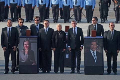 News Bilder des Tages Mexiko, Trauer um Martha Erika Alonso und Rafael Moreno Valle December 25, 2018 - EUM20181225POL33.JPG.CIUDAD DE MEXICO.- DeathMuerte-Gobernadora.- 25 de diciembre de 2018.- La secretaria de Gobernacion, Olga Sanchez Cordero (al centro), gobernadores, asi como familiares y amigos, asistieron a la ceremonia luctuosa de la mandataria de Puebla, Martha Erika Alonso y el senador Rafael Moreno Valle, quienes fallecieron ayer lunes en un accidente aereo. Foto: Agencia EL UNIVERSALAriel OjedaRCC. Copyright: xElxUniversalx