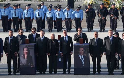 Mexiko, Trauer um Martha Erika Alonso und Rafael Moreno Valle December 25, 2018 - EUM20181225POL33.JPG.CIUDAD DE MEXICO.- DeathMuerte-Gobernadora.- 25 de diciembre de 2018.- La secretaria de Gobernacion, Olga Sanchez Cordero (al centro), gobernadores, asi como familiares y amigos, asistieron a la ceremonia luctuosa de la mandataria de Puebla, Martha Erika Alonso y el senador Rafael Moreno Valle, quienes fallecieron ayer lunes en un accidente aereo. Foto: Agencia EL UNIVERSALAriel OjedaRCC. Copyright: xElxUniversalx