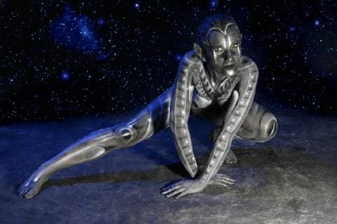 Aus dem FARBKÖRPER: Bodypainting-Aspekte Kalender 2019 - Die Frau im Mond -Photoshooting mit Model Maria im Atleier Düsterwald in Hameln-Holtensen - FARBKÖRPER ist ein Projekt des Fotografen Tschiponnique Skupin das die Vielseitigkeit des Bodypainting zeigt, Painting von Jörg Düsterwald