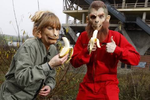 Aus dem FARBKÖRPER: Bodypainting-Aspekte Kalender 2019 - Welt der Affen -Photoshooting mit den Models Maria und Paul als Schimpansen auf dem Expo-Gelände in Hannover - FARBKÖRPER ist ein Projekt des Fotografen Tschiponnique Skupin und des Bodypainters und Transformakers Enrico Lein das die Vielseitigkeit des Bodypainting zeigt