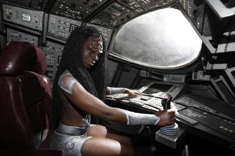Aus dem FARBKÖRPER: Bodypainting-Aspekte Kalender 2019 - Space-Photoshooting mit Model Clementine als Shuttelpilotin im originalen Shuttlepod aus der TV-Serie Star Trek: Enterprise im Filmwelt Center in Bad Münder - FARBKÖRPER ist ein Projekt des Fotografen Tschiponnique Skupin und des Bodypainters und Transformakers Enrico Lein das die Vielseitigkeit des Bodypainting zeigt