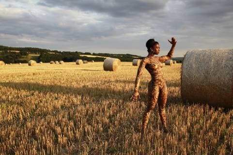 Aus dem FARBKÖRPER: Bodypainting-Aspekte Kalender 2019 - Natur-Photoshooting mit Model Clementine auf einem Acker in Höfingen - FARBKÖRPER ist ein Projekt des Fotografen Tschiponnique Skupin das die Vielseitigkeit des Bodypainting zeigt, Painting von Jörg Düsterwald