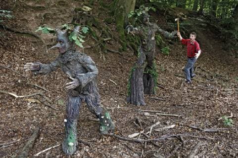 Aus dem FARBKÖRPER: Bodypainting-Aspekte Kalender 2019 - Photoshooting mit Model Maria und Enrico als Eichen und Tschipo als Holzfäller im Wald auf dem Marienberg in Nordstemmen - FARBKÖRPER ist ein Projekt des Fotografen Tschiponnique Skupin und des Bodypainters und Transformakers Enrico Lein das die Vielseitigkeit des Bodypainting zeigt