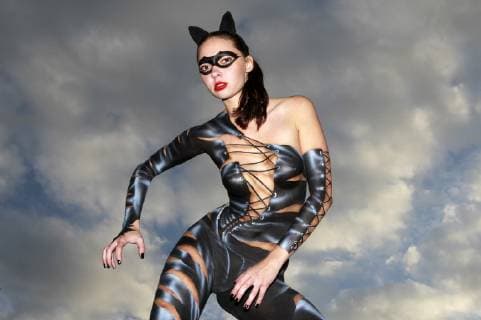 Aus dem FARBKÖRPER: Bodypainting-Aspekte Kalender 2019 - Catwoman-Photoshooting mit Model Elena auf einem Dach auf dem Hefehof-Gelände in Hameln - FARBKÖRPER ist ein Projekt des Fotografen Tschiponnique Skupin das die Vielseitigkeit des Bodypainting zeigt, Painting von Jörg Düsterwald