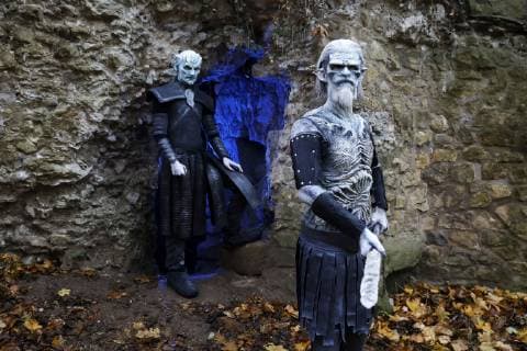 Aus dem FARBKÖRPER: Bodypainting-Aspekte Kalender 2019 - Der Winter kommt -Photoshooting mit Paul und Torben als Geister in der Ruine der Burg Calenberg in Schulenburg - FARBKÖRPER ist ein Projekt des Fotografen Tschiponnique Skupin und des Bodypainters und Transformakers Enrico Lein das die Vielseitigkeit des Bodypainting zeigt