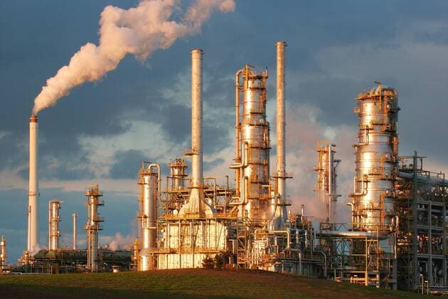 IMAGO Nature: Unsere Erde, Energiequellen, Erdgas Total Raffinerie Mitteldeutschland, Abendlicht, Chemiestandort Leuna, Leuna, Sachsen-Anhalt, Deutschland *** Total refinery Central Germany evening light Chemical site Leuna Leuna Saxony Anhalt Germany