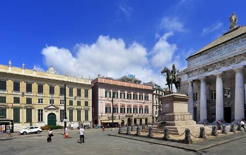 Architektur von Aldo Rossi Wlochy - Liguria - Genua - plac Piazza de Ferrari - pomnik Giuseppe Garibaldi i Teatro Carlo Felice Italy - Liguria - Genoa - Piazza de Ferrari square - Giuseppe Garibaldi monument and Teatro Carlo Felice Theater  BEW1D119074