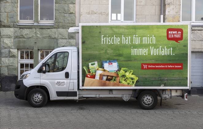 REWE Lieferservice, Auslieferungs Lastwagen der Lebensmittelkette REWE, bringt, online bestelle, Lebensmittel zum Kunden nach Hause,