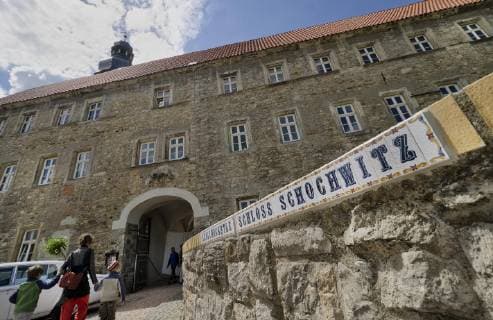 Besucher kommen am Sonntag (15.05.11) zur feierlichen Einweihung der Marienstatue im Schloss in Schochwitz, Saalekreis. Die 10 Meter hohe Figur wurde aus einem Baumstamm geschnitzt. Es soll die groesste geschnitzte Marienfigur Europas sein. Das aus dem 12. Jahrhundert stammende Schloss wird von dem Schotten Lord James R.Welsh und seiner deutschen Frau Ingrid Strauf-Zerfowski als Healing Castle genutzt, einer Begegnungsstaette fuer spirituell Interessierte aus aller Welt. (zu -Text) Schochwitz Sachsen - Anhalt Deutschland *** Visitors come on Sunday 15 05 11 to the ceremonial inauguration of the statue of the Virgin Mary in Schochwitz Castle Saalekreis The 10 meter high figure was carved from a tree trunk It is supposed to be the largest carved figure of the Virgin Mary in Europe The 12 century castle is used by the Scotsman Lord Jam