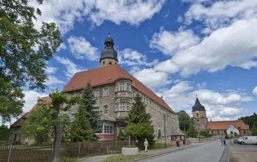 Schloss und Kirche, aufgenommen am Sonntag (15.05.11) in Schochwitz, Saalekreis. Im Schloss wurde eine Marienstatue eingeweiht. Die 10 Meter hohe Figur wurde aus einem Baumstamm geschnitzt. Es soll die groesste geschnitzte Marienfigur Europas sein. Das aus dem 12. Jahrhundert stammende Schloss wird von dem Schotten Lord James R.Welsh und seiner deutschen Frau Ingrid Strauf-Zerfowski als Healing Castle genutzt, einer Begegnungsstaette fuer spirituell Interessierte aus aller Welt. (zu -Text) Schochwitz Sachsen - Anhalt Deutschland *** Castle and church recorded on Sunday 15 05 11 in Schochwitz Saalekreis A statue of the Virgin Mary was inaugurated in the castle The 10 metre high figure was carved from a tree trunk It is said to be the largest carved figure of the Virgin Mary in Europe The 12th century castle is used by the Scotsman Lo