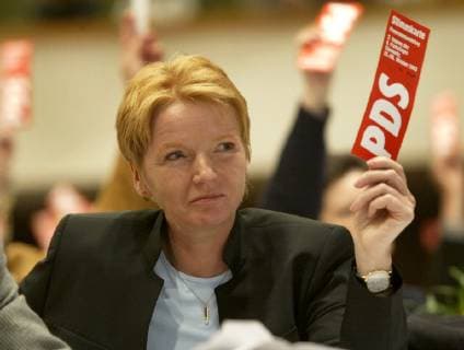 Gabi Zimmer bei einer Abstimmung auf dem Bundesparteitag der PDS in Chemnitz am Samstag, 25. Okt. 2003. Rund 400 Delegierte diskutieren an diesem Wochenende ueber ihr neues Grundsatzprogramm. Zimmer war Vorsitzende der Programmkommission. ( Eckehard Schulz) DEU *** Gabi Zimmer at a vote at the federal party conference of the PDS in Chemnitz on Saturday 25 Oct 2003 Approximately 400 delegates discuss their new basic program this weekend Zimmer was chairman of the program commission Eckehard Schulz DEU