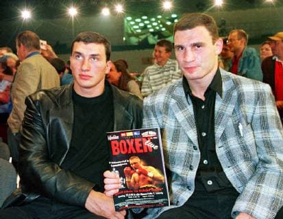 Die Schwergewichtsboxer Wladimir, links, und Vitali Klitschko aus der Ukraine, die von dem Hamburger Boxpromoter Kohl betreut werden, waren Zuschauer des Kampfes Axel Schulz gegen den Amerikaner Richard Mason in Leipzig am Samstag, 22. Aug. 1998. Die Klitschko-Brueder haben mehrfach erklaert, gegen Axel Schulz in den Ring steigen zu wollen.( Eckehard Schulz) LEIPZIG DEU *** The heavyweight boxers Wladimir left and Vitali Klitschko from the Ukraine who are coached by the Hamburg boxing promoter Kohl were spectators of the fight Axel Schulz against the American Richard Mason in Leipzig on Saturday 22 Aug 1998 The Klitschko brothers have declared several times against Axel Schulz to get into the ring Eckehard Schulz LEIPZIG DEU