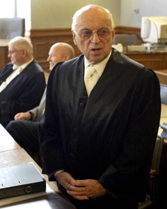 Rechtsanwalt Friedrich Wolff spricht mit Journalisten vor Beginn der Revisionsverhandlung vor dem Bundesgerichtshof (BGH) in Leipzig am Dienstag, 6. Okt. 2002. Wolff vertritt das ehemalige SED-Politbueromitglied Siegfried Lorenz. Lorenz war gemeinsam mit Hans-Joachim Boehme und Herbert Haeber wegen der Todesschuesse an der Berliner Mauer angeklagt und im Juli 2000 vom Landgericht Berlin frei gesprochen worden. ( Eckehard Schulz) LEIPZIG DEU *** Attorney Friedrich Wolff talks to journalists before the start of the appeal proceedings before the Federal Court of Justice (BGH) in Leipzig on Tuesday 6 Oct 2002 Wolff represents former SED politburo member Siegfried Lorenz Lorenz was accused together with Hans Joachim Boehme and Herbert Haeber of the death shots at the Berlin Wall and was acquitted by the Berlin Regional Court in July
