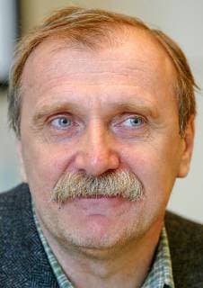 Dzevad Karahasan aus Bosnien-Herzegowina waehrend einer Pressekonferenz auf der Buchmesse in Leipzig am Freitag, 26. Maerz 2004. Der bosnische Schriftsteller, Dramatiker und Regisseur ist der diesjaehrige Preistraeger des Leipziger Buchpreis zur Europaeischen Verstaendigung . Die Preisverleihung findet am Sonntag, 28. Maerz 2004 in Leipzig statt. ( Eckehard Schulz) -----Dzevad Karahasan from Bosnia Herzegovina talks during a press conference at the Leipzig Book Fair in Leipzig, eastern Germany, Friday, March 26, 2004. The bosnian writer, dramatist and stage director is laureate of the Leipzig Book Award for European Understanding 2004. The official presentation of prize will take place during the Leipzig Book Fair in Leipzig on Sunday, March 28, 2004. ( Eckehard Schulz) LEIPZIG DEU *** Dzevad Karahasan from B