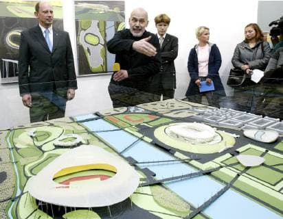Der Dresdener Architekt Peter Kulka, Mitte, erlaeutert an einem Modell seinen Entwurf fuer die Olympiabauten in Leipzig waehrend einer Pressekonferenz in Leipzig am Donnerstag, 14. Nov. 2002. Leipzig ist eine von fuenf deutschen Staedten, die sich um die Ausrichtung der Olympischen Spiele 2012 bewerben. ( Eckehard Schulz) LEIPZIG DEU *** The Dresden architect Peter Kulka Mitte explains on a model his design for the Olympic buildings in Leipzig during a press conference in Leipzig on Thursday 14 Nov 2002 Leipzig is one of five German cities applying to host the 2012 Olympic Games Eckehard Schulz LEIPZIG DEU