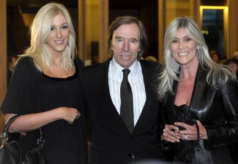 Guenter Netzer stellt sich am Samstag, 1. Maerz 2008, mit seiner Ehefrau Elvira, rechts, und seiner Tochter Alana, links, den Fotografen in der Ausstellung Gunter Sachs, Die Kunst ist weiblich ... im Museum der bildenden Kuenste in Leipzig. ( Eckehard Schulz) --- Germany s former soccer Guenter Netzer, center, poses together with his wife Elvira, right, and his daughter Alana, left, for photographs at the exhibition Gunter Sachs - The Art is Female .. in the museum of graphic arts in Leipzig on Saturday, March 1, 2008. ( Eckehard Schulz) Leipzig DEU *** Guenter Netzer and his wife Elvira right and his daughter Alana left for photographs at the exhibition Gunter Sachs The Art is Female in the museum of graphic arts in Leipzig on Saturday March 1 2008 Eckehard Schulz Leipzig DEU