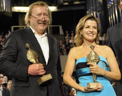 Die Geigerin Anne-Sophie Mutter und der Philosoph Peter Sloterdijk praesentieren am Donnerstag, 6. Maerz 2008, ihre Mendelssohn-Preise 2008 im Gewandhaus in Leipzig. Mutter wurde mit dem Preis fuer Musik ausgezeichnet und Sloterdijk mit dem Preis fuer Gesellschaft. ( Eckehard Schulz) ---- The German violinist Anne-Sophie Mutter, right, and the German philosopher Peter Sloterdijk present their Leipzig Mendelssohn Awards at the Gewandhaus concert hall in Leipzig, eastern Germany, Thursday, March 6, 2008. ( Eckehard Schulz) Leipzig DEU *** The violinist Anne Sophie Mutter and the philosopher Peter Sloterdijk present their Mendelssohn Awards at the Gewandhaus concert hall in Leipzig eastern Germany Thursday March 6 2008 Eckehard Schulz Leipzig DEU Mutter was awarded the prize for music and Sloterdijk the prize fo