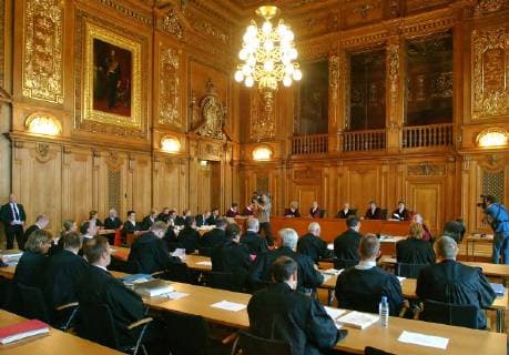 Blick in den Verhandlungssaal zu Beginn der Revisionsverhandlung im so genannten La Belle -Prozess vor dem Bundesgerichtshof (BGH) in Leipzig am Dienstag, 15. Juni 2004. Die Verhandlung findet im Grossen Sitzungssaal des historischen Reichsgericht statt, dem heutigen Sitz des Bundesverwaltungsgerichtes. ( Eckehard Schulz) ---More than 30 lawyers of the joint plaintiffs sit in the courtroom at the beginning of the revision negotiation in the federal court of justice in Leipzig, eastern Germany, Tuesday, June 15, 2004. Prosecutors sought harsher sentences for a woman and three men convicted of the 1986 bombing of a Berlin disco frequented by U.S. soldiers, which killed three and injured more than 200. The court negotiation takes place in the historical Reichtsgericht. ( Eckehard Schulz) LEIPZIG DEU *** View into the