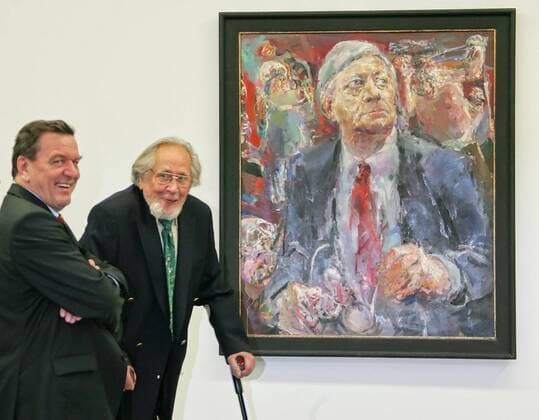 Bundeskanzler Gerhard Schroeder, links, und der Maler Bernhard Heisig stehen neben dessen Gemaelde Atelierbesuch (Bildnis Helmut Schmidt), 1986, in der Werks-Ausstellung Berhard Heisigs im Museum der bildenden Kuenste in Leipzig am Sonntag, 20. Maerz 2005. Die Ausstellung wird anlaesslich des 80. Geburtstages des Malers gezeigt.( Eckehard Schulz) ---German Chancellor Gerhard Schroeder, left, and German painter Bernhard Heisig stand in front of the Heisig painting with a prtrait of former German chancellor Helmut Schmidt in the Berhard Heisig works exhibition in the Museum of Graphic Arts in Leipzig, eastern Germany, Sunday, March 20, 2005. ( Eckehard Schulz) LEIPZIG DEU