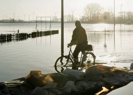 Ein Mann faehrt auf der ueberfluteten Bundesstrasse B187 in Elster, Sachsen-Anhalt, am Mittwoch, 5. April 2006. Das Hochwasser der Elbe erreicht am Donnerstag seinen Hoechststand in Sachsen-Anhalt. ( Eckehard Schulz) ---A man rides bicycle on a flooded road next the river Elbe in Elster, eastern Germany, Wednesday, April 5, 2006. ( Eckehard Schulz) ELSTER DEU
