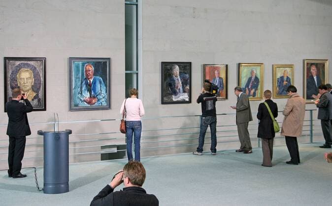 Reporter betrachten am Dienstag, 10. Juli 2007 die Portraits der deutschen Bundeskanzler in der Kanzler-Galerie im Bundeskanzleramt in Berlin. ( Eckehard Schulz ) ---Reporters look at portraits of the German chancellors in the Chancellor Gallery in the Bundeskanzleramt in Berlin, Tuesday, July 10, 2007. The last portrait of Gerhard Schroeder, left, was painted by German artist Joerg Immendorf. ( Eckehard Schulz) BERLIN DEU
