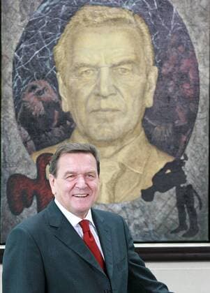 Der ehemalige Bundeskanzler Gerhard Schröder steht am Dienstag, 10. Juli 2007 vor seinem Portrait im Bundeskanzleramt in Berlin. Das Bild fuer die Kanzler-Galerie wurde von Joerg Immendorf gemalt. ( Eckehard Schulz ) BERLIN DEU