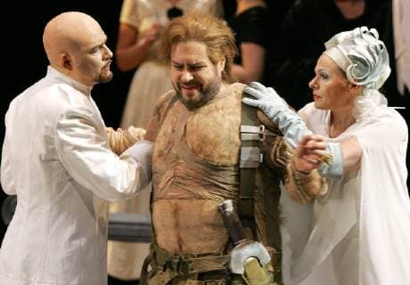 Der Schweizer Alexander Marco-Buhrmester (gunther), der US-Saenger Stephen Gould (Siegfried) und die Oesterreicherin Gabriele Fontana (Gutrune), von links, waehrend einer Probe der Neuinszenierung der Wagner-Oper Goetterdaemmerung im Festspielhaus in Bayreuth am Donnerstag, 13. Juli 2006. Premiere ist am 31. Juli 2006. ( Eckehard Schulz) ----Swiss singer Alexander Marco-Buhrmester (Gunther), left, US singer Stephen Gould (Siegfried) and Gabriele Fontana (Gutrune), from left, during a rehearsal for the Wagner opera Goetterdaemmerung at the Festspiel opera house in Bayreuth, Germany, Thursday, July 13, 2006. The opra is a part of this year Wagner festival. ( Eckehard Schulz) BAYREUTH DEU *** The Swiss Alexander Marco Buhrmester gunther of the US singer Stephen Gould Siegfried and the Austrian Gabriele Fontana Gutrune
