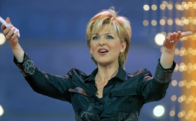 Mederatorin Carmen Nebel waehrend der TV-Show Willkommen bei Carmen Nebel des ZDF in Halle am Samstag, 29. Okt. 2004. ( Eckehard Schulz) HALLE DEU *** Mederator Carmen Nebel during the TV Show Welcome to Carmen Nebel of ZDF in Halle on Saturday 29 Oct 2004 Eckehard Schulz HALLE DEU